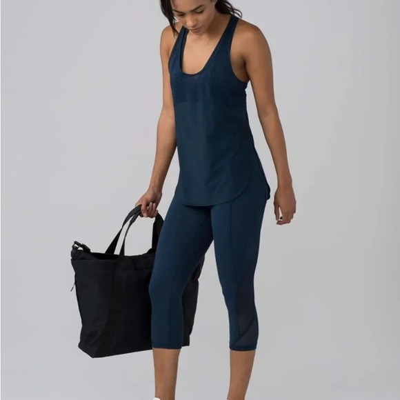 Lululemon sz 2 Twist & Train Crop 19" in Jaded great pre owned condition - Picture 11 of 14